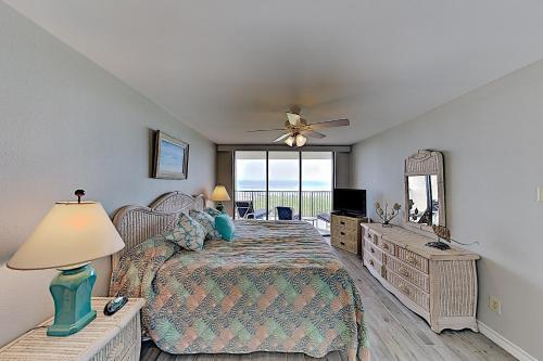 Apartamento New Listing! Classic Beachfront Condo With Balcony Condo