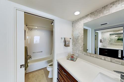 Apartamento New Listing! Beachfront Corner Unit With Gym & Pools Condo