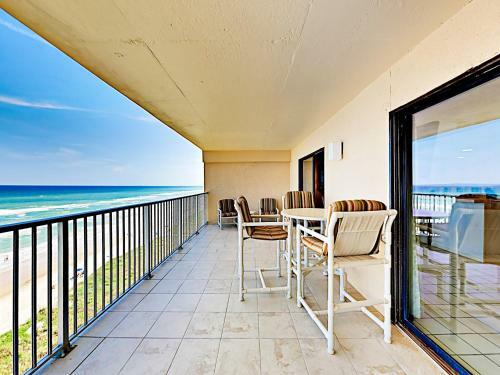 Apartamento Beachfront Retreat With Balcony & Pool! Condo