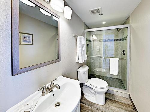 Apartamento Beachfront Retreat With Balcony & Pool! Condo