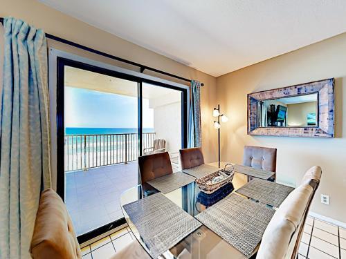 Apartamento Beachfront Retreat With Balcony & Pool! Condo