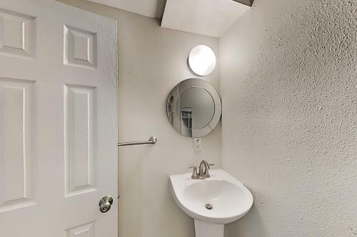 2-unit Beach Hideaway With Private Yard & 2 Kitchens Home
