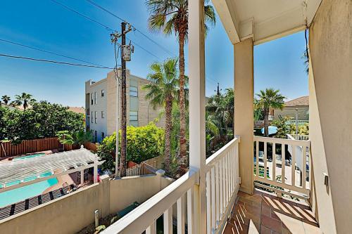 Apartamento Island Escape With Pool, Steps To Beach! Condo