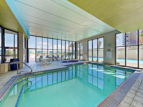 Apartamento New Listing! Modern Beachfront Condo With Pool & Spa Condo