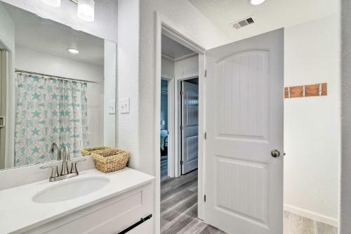 Luxe Surfside Beach Getaway Less Than 1 Block To Ocean!