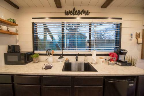 Elegant Container Home Tiny House#1 Near Magnolia