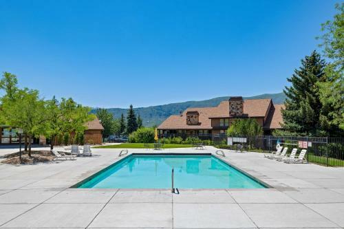 Apartamento Chic Mountain Getaway With Balcony And Pool Access