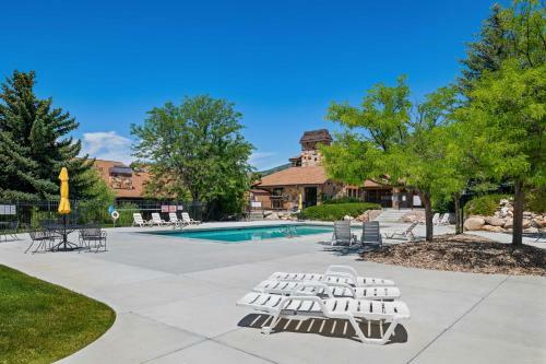 Apartamento Chic Mountain Getaway With Balcony And Pool Access
