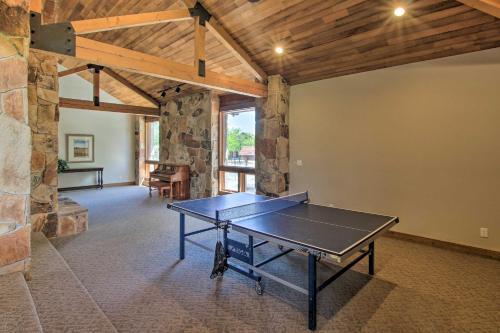 Apartamento Chic Mountain Getaway With Balcony And Pool Access