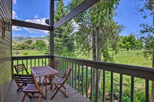 Apartamento Chic Mountain Getaway With Balcony And Pool Access