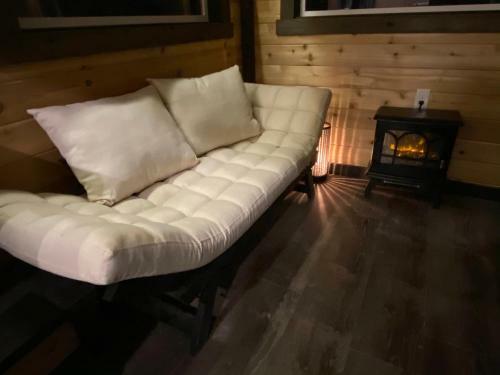 Villa Tiny Home W/ Cliff View Hot Tub Back Yard Garden