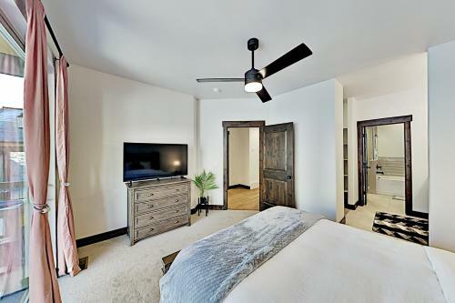 Black Rock Ridge - Chef's Kitchen, 2-car Garage Home