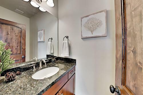 Black Rock Ridge - End Unit With Private Garage Townhouse