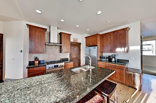 Black Rock Ridge - End Unit With Private Garage Townhouse