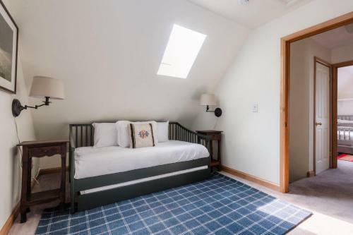 Corduroy - Cute Mountainside Cottage W Rooftop Deck & Views