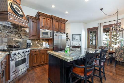 Juniper Landing #108 @ Canyons Village (Townhome)