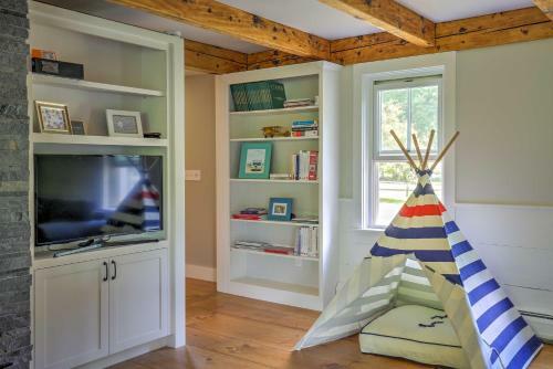Pet-friendly House With Deck - 10 Mi To Stowe Mtn!