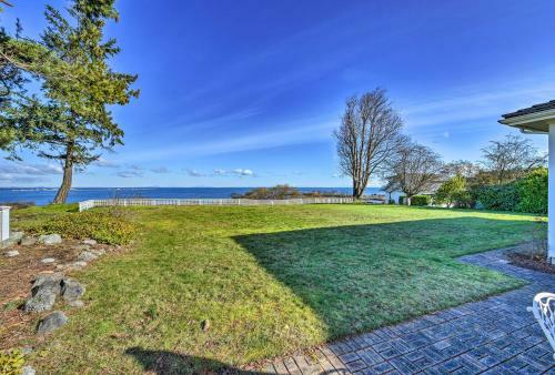 Port Angeles Colonial Home With Waterfront Views!