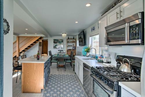 Coastal Retreat Deck, Ocean Views And Walk To Beach