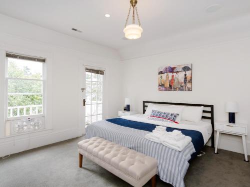 New Listing! Updated Victorian With Lake Union Views Home