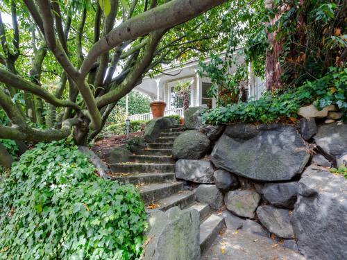 New Listing! Updated Victorian With Lake Union Views Home