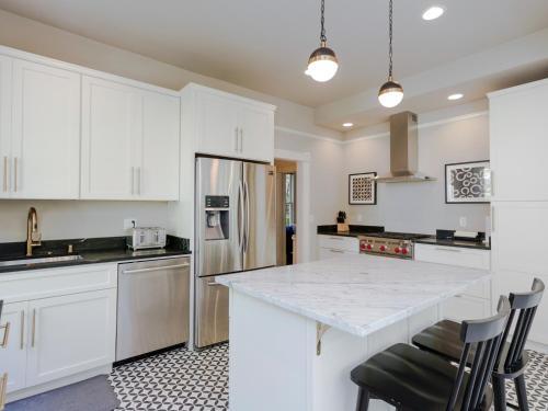 New Listing! Updated Victorian With Lake Union Views Home