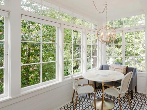 New Listing! Updated Victorian With Lake Union Views Home