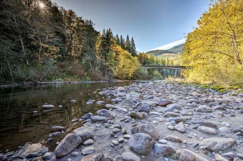 Riverfront Cabin With Hot Tub On The Skykomish River!