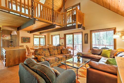 Riverside Winthrop Chalet With Hot Tub And 2 Decks!