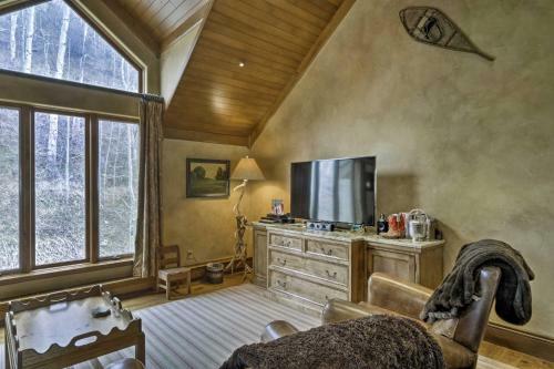 Luxe Greystone Escape With Hot Tub - Walk To Slopes!