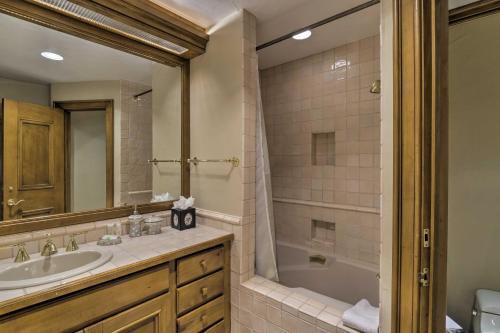 Luxe Greystone Escape With Hot Tub - Walk To Slopes!
