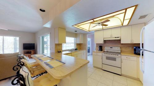 Desirable Southern Exposure At Waterfront Home, Close To Beach!
