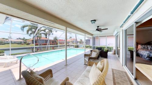 Desirable Southern Exposure At Waterfront Home, Close To Beach!