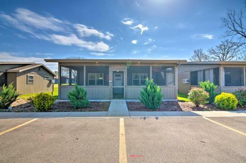 Resort Cabin With Nearby Pool And Lake Access!
