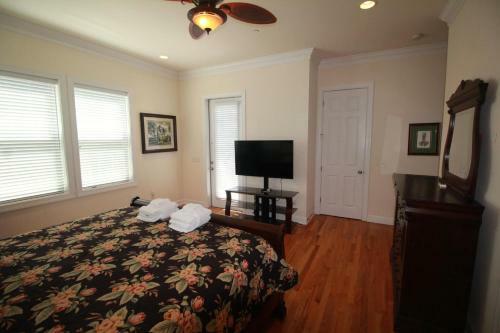 619 Dolphin Road - Six Bedroom House