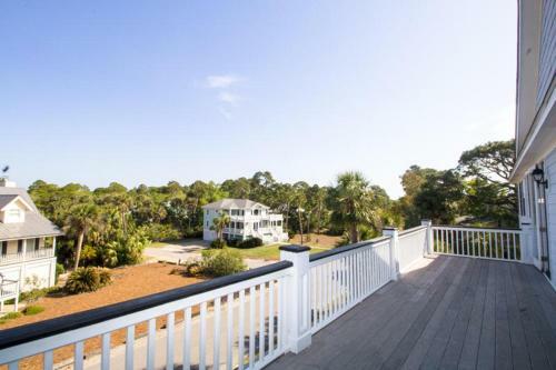 619 Dolphin Road - Six Bedroom House