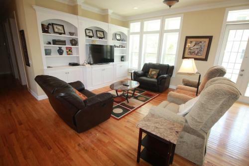 619 Dolphin Road - Six Bedroom House