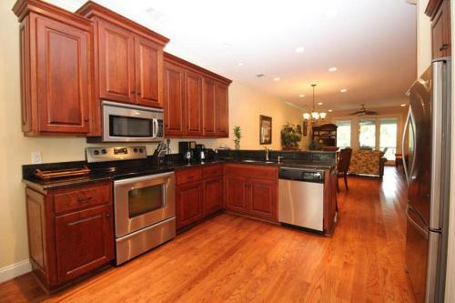 389 Wahoo Drive - Six Bedroom House