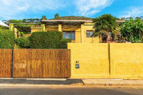 Sun & Sea In A Downtown Mediterranean Villa