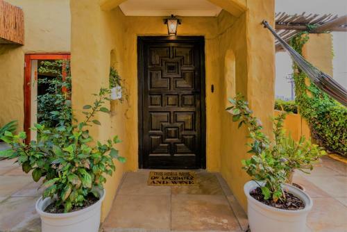 Sun & Sea In A Downtown Mediterranean Villa