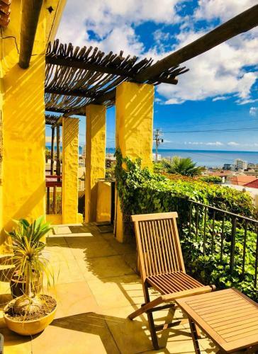 Sun & Sea In A Downtown Mediterranean Villa