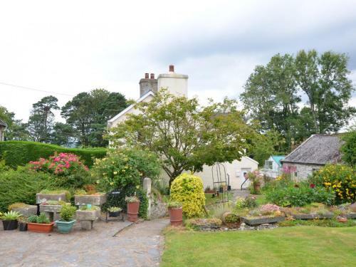 Spacious Holiday Home In Llangeler Near River