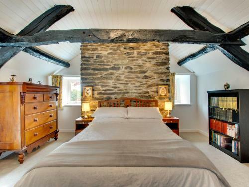 Spacious Holiday Home In Llangeler Near River
