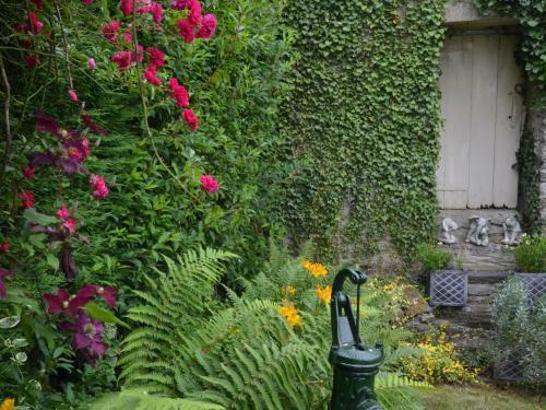 Spacious Holiday Home In Llangeler Near River