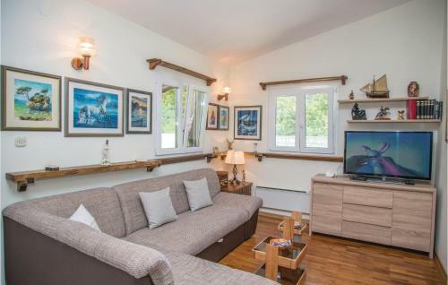 Two-bedroom Holiday Home In Visnjica
