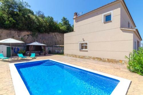 Caules Villa Sleeps 6 Pool