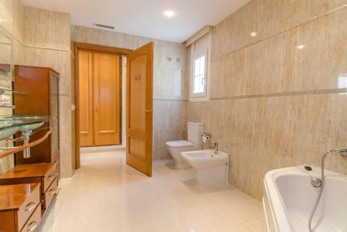 Lloret de Mar Villa Sleeps 8 Pool Air Con Wifi