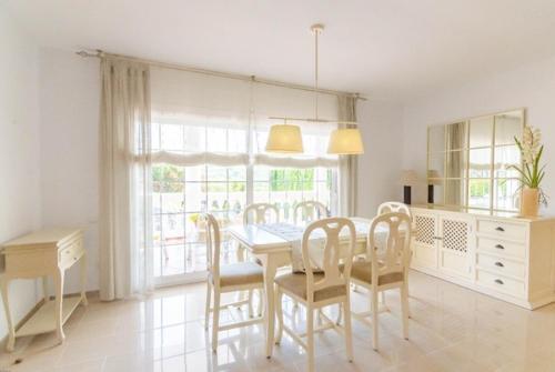 Lloret de Mar Villa Sleeps 8 Pool Air Con Wifi