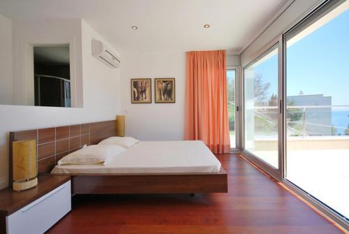 Lloret de Mar Villa Sleeps 8 Pool Air Con Wifi