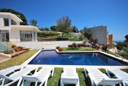 Lloret de Mar Villa Sleeps 8 Pool Air Con Wifi